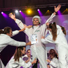 Moderator Tobias Bücklein mit den Cheerleaders der HSG Konstanz